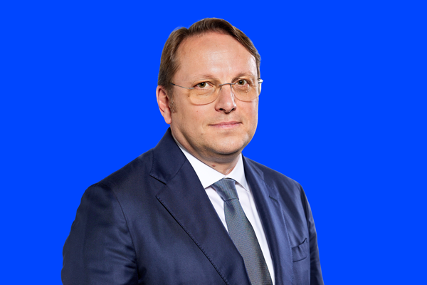 Olivér Várhelyi