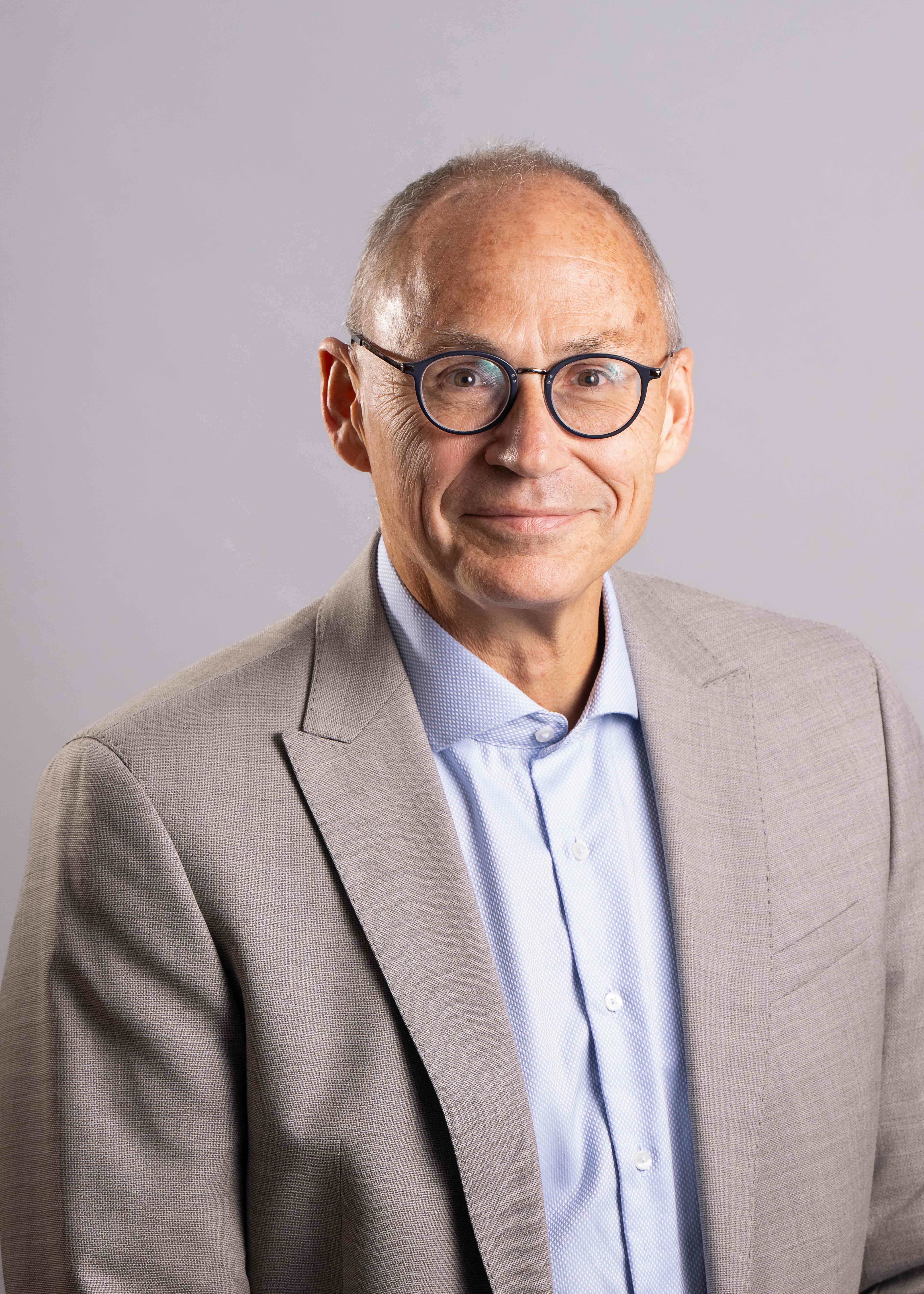 Dr Peter Eckes